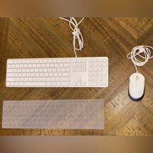💻  White keyboard and mouse set (**keyboard cover included**)!